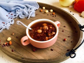 暖心暖胃 赤小豆莲子粥,常喝粥可以健脾养胃。