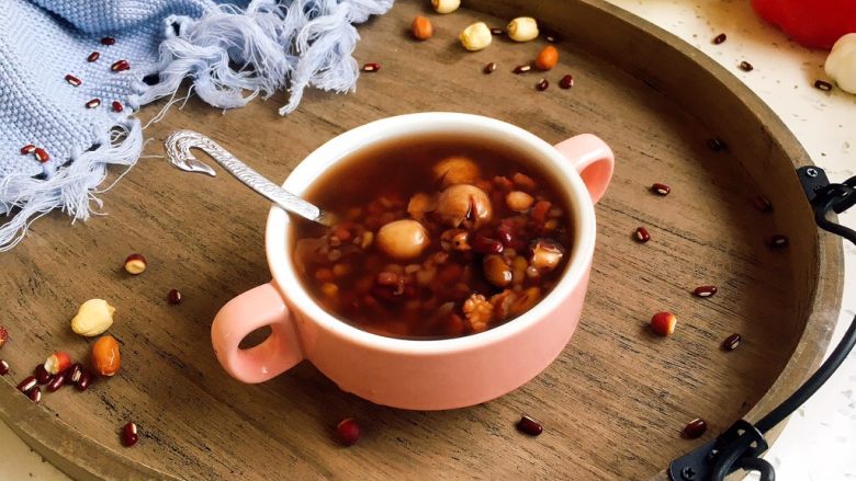 暖心暖胃 赤小豆莲子粥,常喝粥可以健脾养胃。