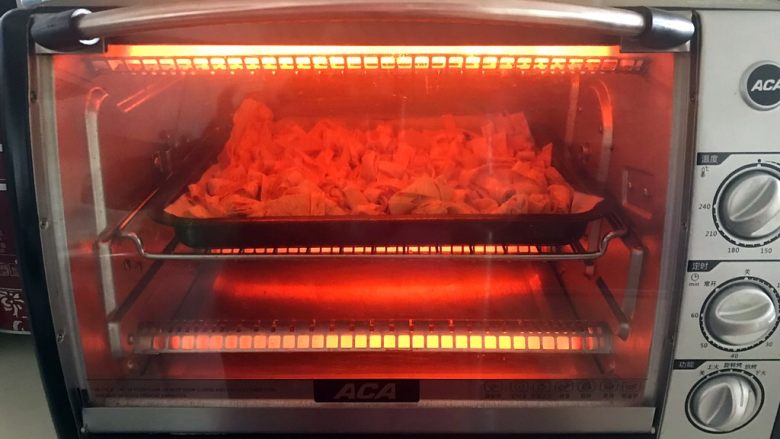 五香豆皮扣,把烤盘放进预热好的烤箱里，上下火190W，烤8分钟