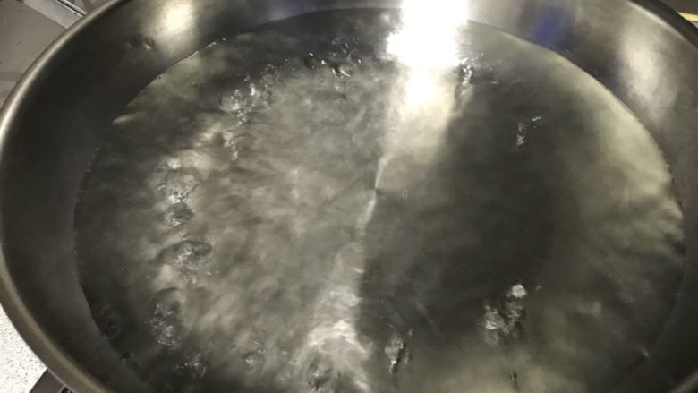 牛肉炸酱碱水面,大锅烧开水，煮面水一定要宽裕。