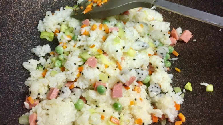 百变鸡蛋+小花茄汁蛋包饭,胡萝卜和豌豆炒熟后，下米饭翻炒。