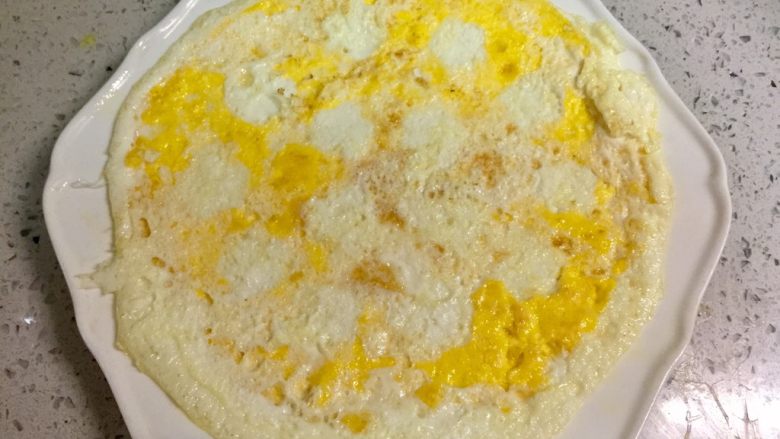 百变鸡蛋+小花茄汁蛋包饭,蛋清煎熟后，蛋黄一面朝下放盘子里备用。