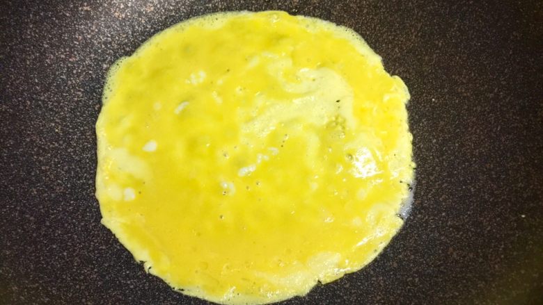 百变鸡蛋+小花茄汁蛋包饭,把蛋黄打散，加一点清水和淀粉，不粘锅烧热，放油，先把蛋黄煎成蛋皮。保持小火，不要煎焦了。