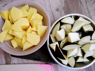 地三鲜,土豆去皮洗干净，切成滚刀块装盘备用，切子也是切滚刀块。