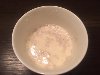 干贝虾皮猪肉竹香酱肉奶香包子,发酵母用牛奶调和成糊状。