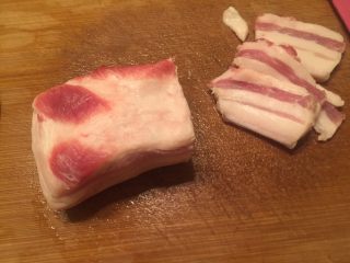 干贝虾皮猪肉竹香酱肉奶香包子,五花肉用气燥把皮烧一下，在洗干净切成片，在切丝，最后切成小丁。