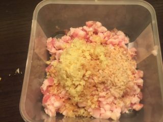 干贝虾皮猪肉竹香酱肉奶香包子,鲜姜剁碎成末加入盒子。