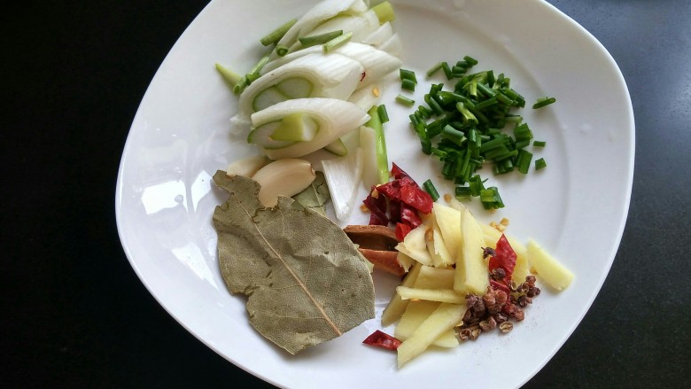 土豆炖牛肉,生姜切片，辣椒，小葱切碎，大葱切片备用。