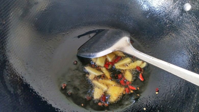 土豆炖牛肉,锅内放油，将生姜，辣椒，花椒入锅爆香。