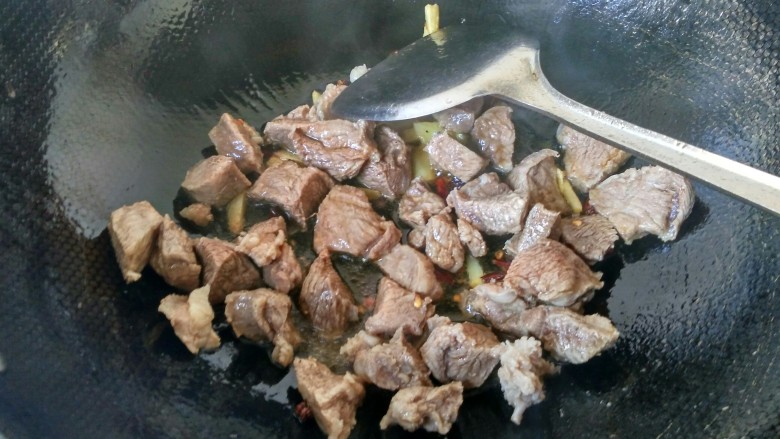 土豆炖牛肉,倒入牛肉翻炒。