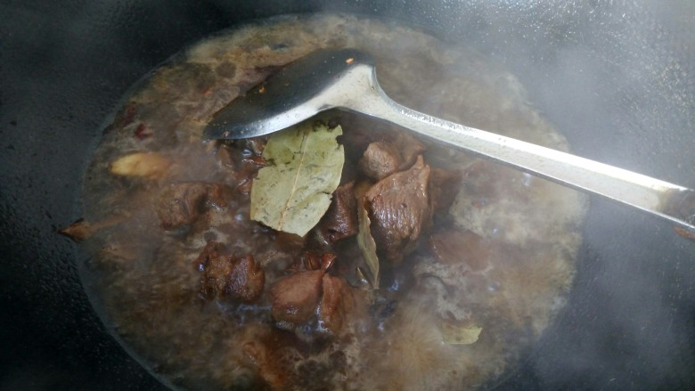土豆炖牛肉,锅中倒入适量的开水，水可以倒多一点。