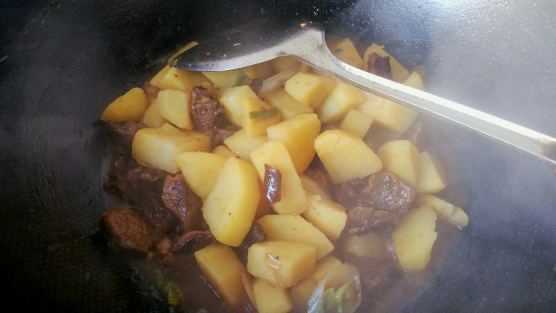 土豆炖牛肉,汤汁变浓，土豆已经烧好，香味四溢，可以出锅了。