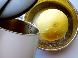 冰糖蜂蜜柚子茶,用温水清洗干净