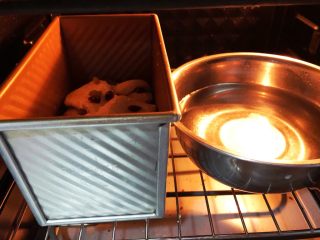 全麦蔓越莓椰蓉吐司,放入烤箱，放一碗温水，调整烤箱温度30度，让面团在这种温暖密闭的环境下进行2次发酵。