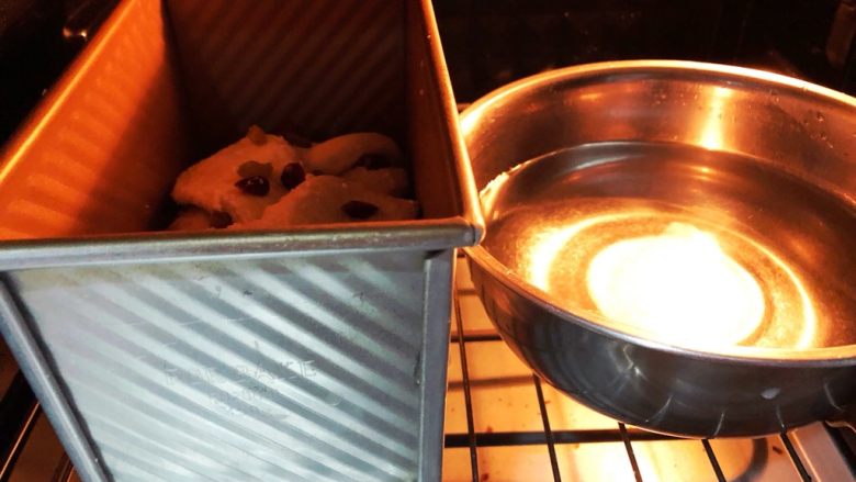 全麦蔓越莓椰蓉吐司,放入烤箱，放一碗温水，调整烤箱温度30度，让面团在这种温暖密闭的环境下进行2次发酵。