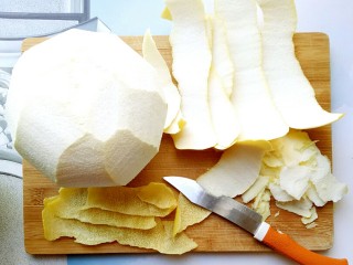 冰糖蜂蜜柚子茶,取一把轻便的水果刀，削掉柚子皮的白色部分，因为白色部分苦涩，削薄一点苦涩味会减轻