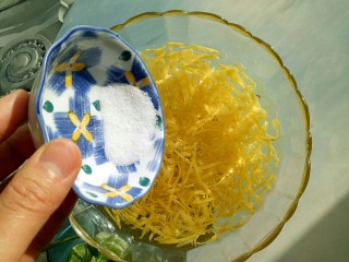 冰糖蜂蜜柚子茶,把柚子皮泡在清水里，倒入盐，目的是为了去除柚子皮的苦味