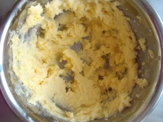 最最全面详细的——香草卡仕达 酥皮泡芙,先制作酥皮
黄油和糖粉，搅打均匀，无需打发。
