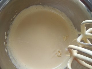 最最全面详细的——香草卡仕达 酥皮泡芙,下面制作香草卡仕达酱
将蛋黄与糖粉混合，搅打至颜色发白、体积变大。