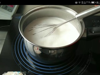 最最全面详细的——香草卡仕达 酥皮泡芙,将牛奶倒入奶锅，然后滴入几滴香草精，小火煮开锅。