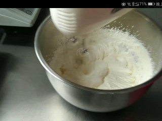 最最全面详细的——香草卡仕达 酥皮泡芙,将淡奶油和砂糖，搅打至67分发。