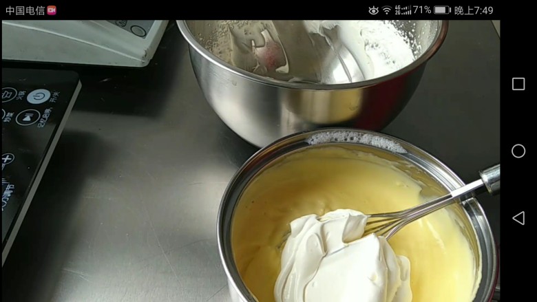 最最全面详细的——香草卡仕达 酥皮泡芙,将淡奶油倒入奶黄酱中，快速搅匀。