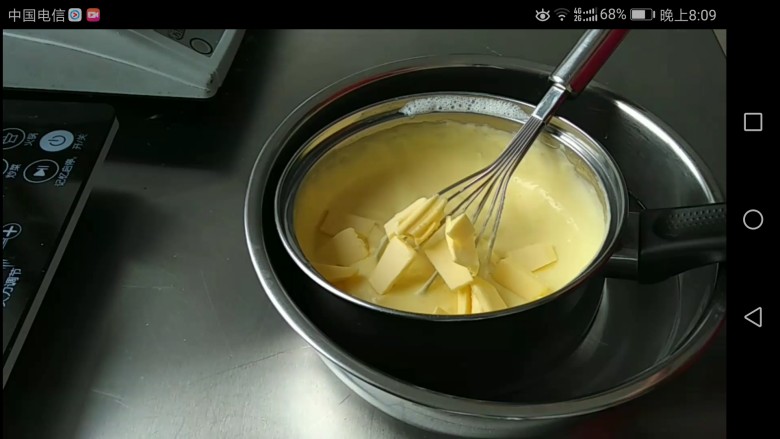 最最全面详细的——香草卡仕达 酥皮泡芙,立刻放入冰水盆中，加入黄油，搅拌至融化，并不停搅拌至凉透。此时的奶黄酱应该是细腻，有光泽。