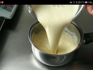最最全面详细的——香草卡仕达 酥皮泡芙,将煮开锅的牛奶缓慢倒入蛋黄糊中，搅拌均匀，再重新倒回奶锅。