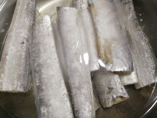 外酥里嫩~炸带鱼,冷冻的带鱼用水泡软，去冰，