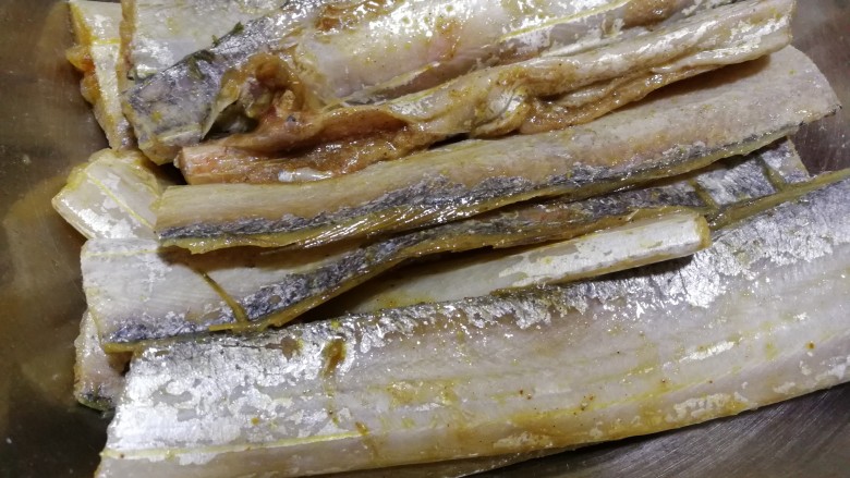 外酥里嫩~炸带鱼,用筷子拌匀，让调料均匀的粘在鱼上，稍放一会入味。