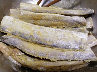 外酥里嫩~炸带鱼,如图↑淀粉均匀的裹在鱼段上。