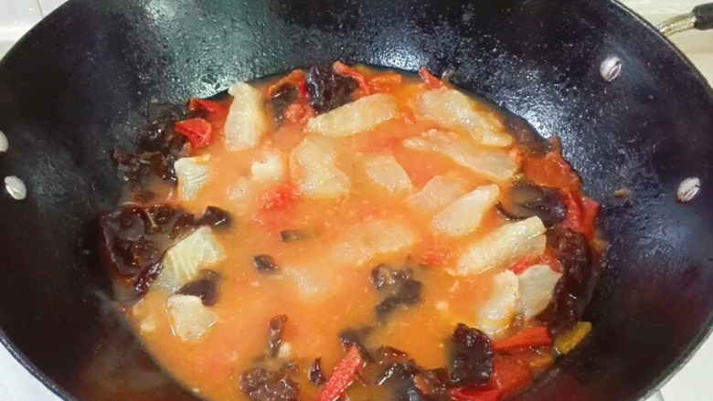 天冷喝汤好~黑耳子番茄巴沙鱼汤,均匀撒放在锅里，盖上锅盖烧开 ，继续烧一分钟，关火焖三分钟，出锅