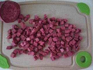 
宝宝辅食-紫薯山药花卷
9M,紫薯洗净切小丁，上锅蒸熟备用。（事实上，我切的有点大😆）