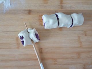 
宝宝辅食-紫薯山药花卷
9M,将卷好的长条切成小块，用筷子在中间压一下，在底部简单的把两边捏回去一点，就可以放在蒸笼里。