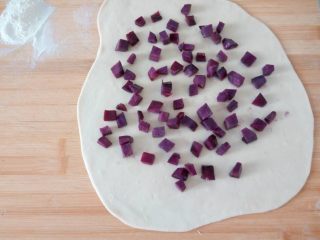 
宝宝辅食-紫薯山药花卷
9M,把面团擀开，抹点核桃油，撒上紫薯丁。然后从一边慢慢卷起。