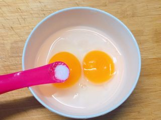 百变鸡蛋+番茄炒蛋,将鸡蛋打入碗中，加入一丁点食盐。
