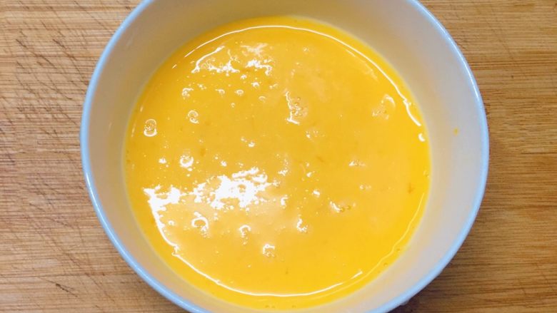 百变鸡蛋+番茄炒蛋,然后顺着一个方向搅拌，直到打出鸡蛋泡沫。