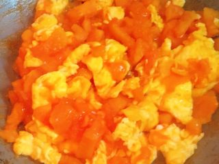 百变鸡蛋+番茄炒蛋,迅速翻炒均匀。