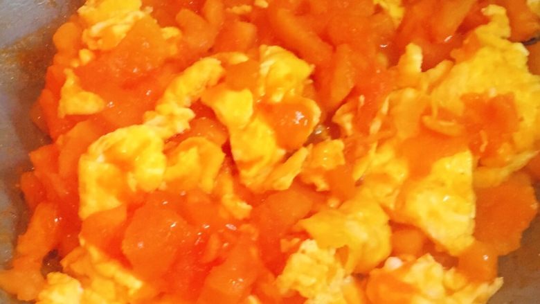 百变鸡蛋+番茄炒蛋,迅速翻炒均匀。