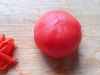 百变鸡蛋+番茄炒蛋,将番茄去皮。