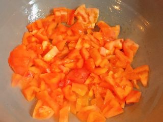 百变鸡蛋+番茄炒蛋,锅中留底油，放入切好的番茄小火翻炒。