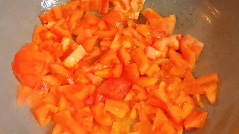 百变鸡蛋+番茄炒蛋,锅中留底油，放入切好的番茄小火翻炒。