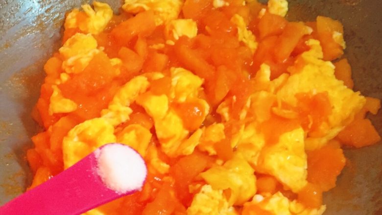 百变鸡蛋+番茄炒蛋,加入适量盐调味。 