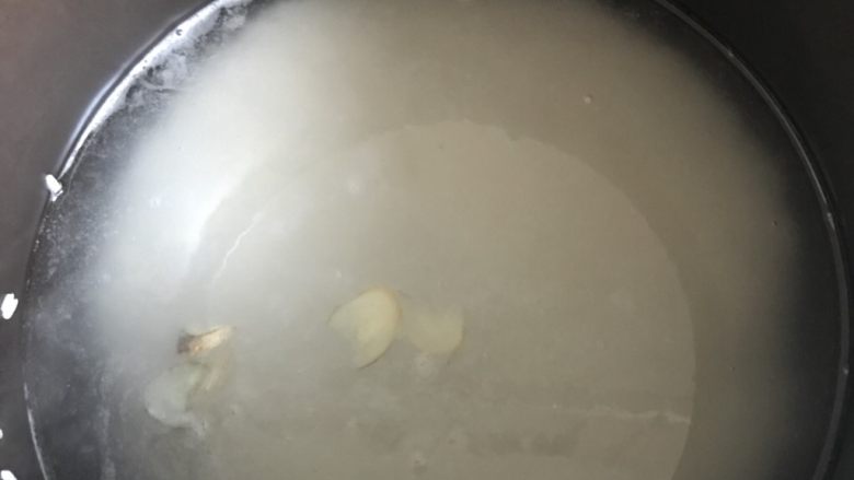 一碗虾粥,用泡鱿鱼的水和洗好的米，姜片一起煮