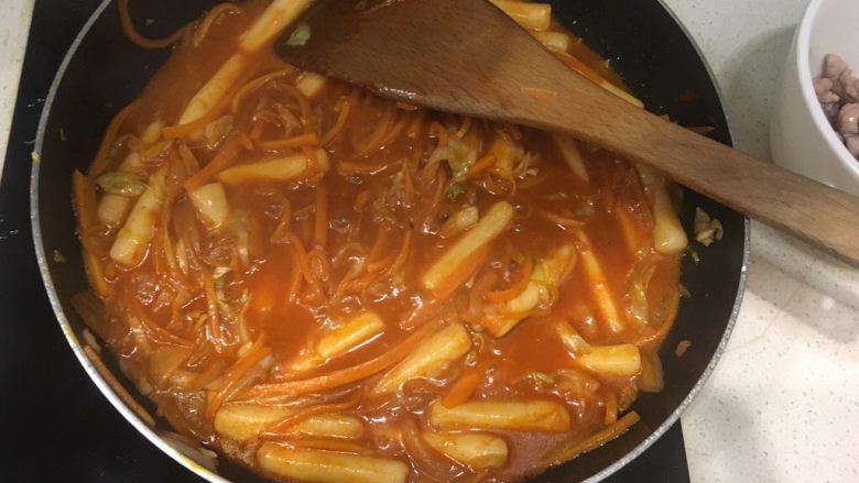 韩式辣炒年糕,加入适量的水，将食材煮入味。