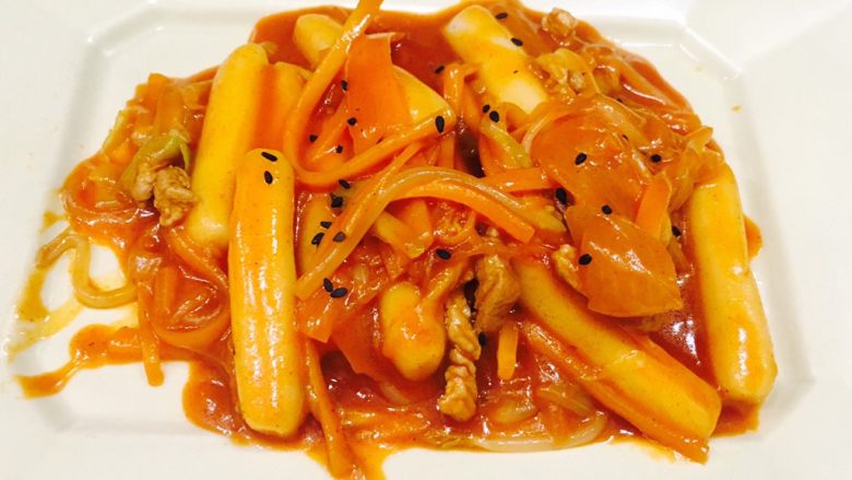 韩式辣炒年糕,等汤汁收稠均匀挂到食材上，就可以出锅装盘啦。