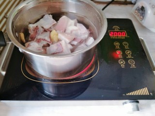 西红柿土豆炖牛腩,冷水入锅，加几片姜片去腥