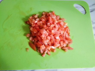 西红柿土豆炖牛腩,西红柿2个切小丁