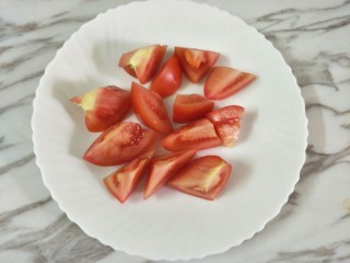 西红柿土豆炖牛腩,1个切块备用