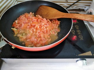 西红柿土豆炖牛腩,下入西红柿丁煸炒